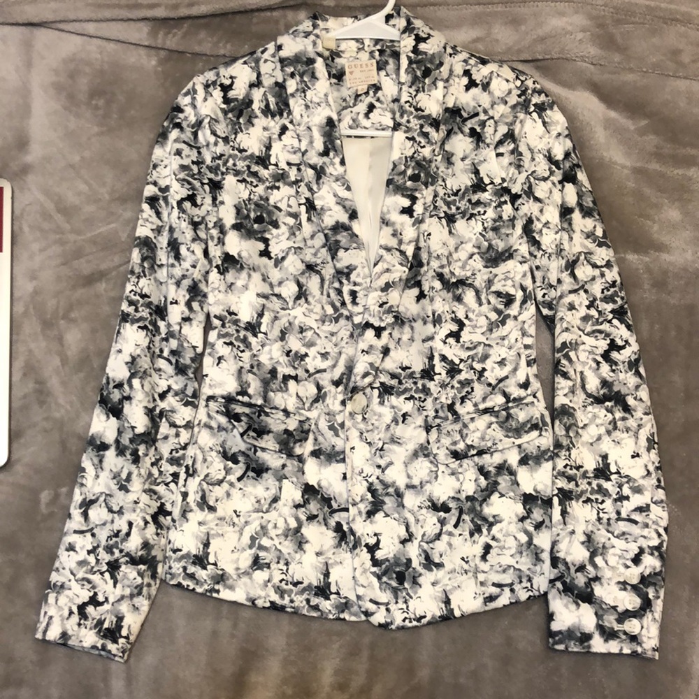 Fitted black and white floral Guess Blazer size 0